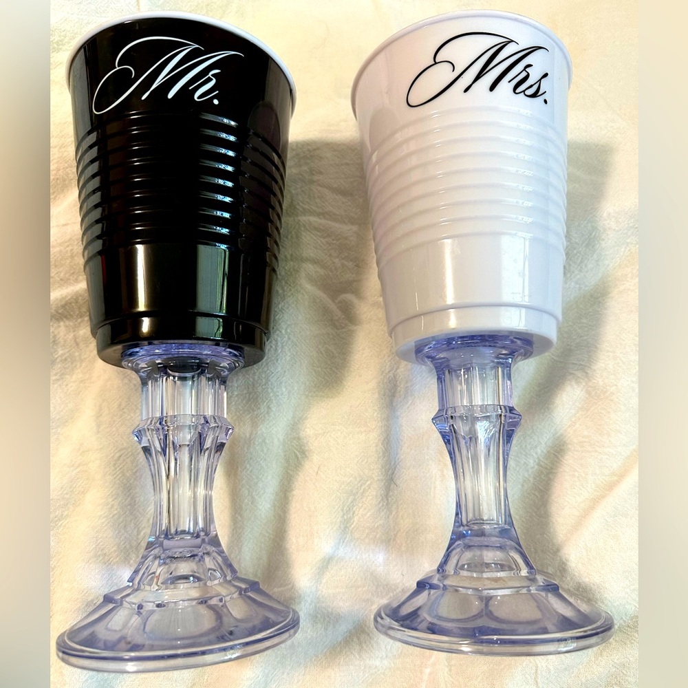 Mr and Mrs solo style wedding cups